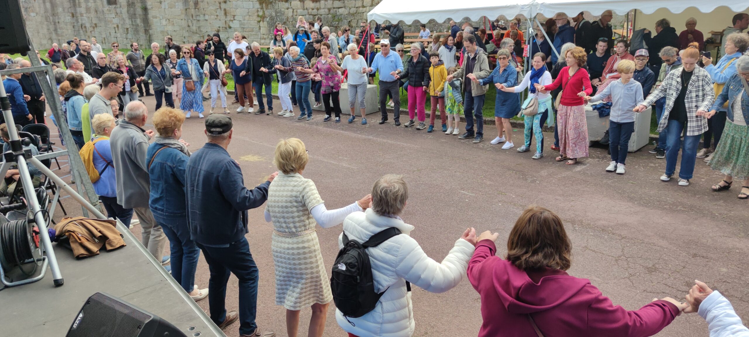 Photo de la fête d'hiziv devant les remparts